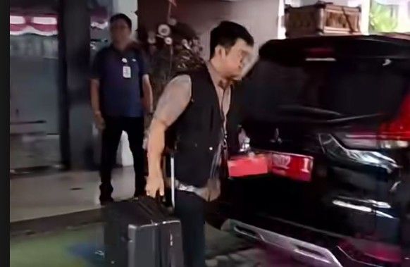 KPK Kembali Geledah Pemkab Bogor, Kini Kantor Disdik Disasar: Dua Koper Besar Dibawa Penyidik