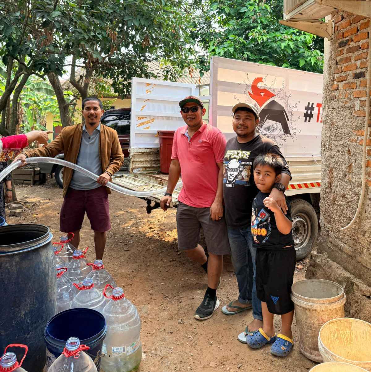 Tangki Gajah PSI Parungpanjang Tak Kenal Lelah Salurkan Air Bersih di Tengah Kemarau