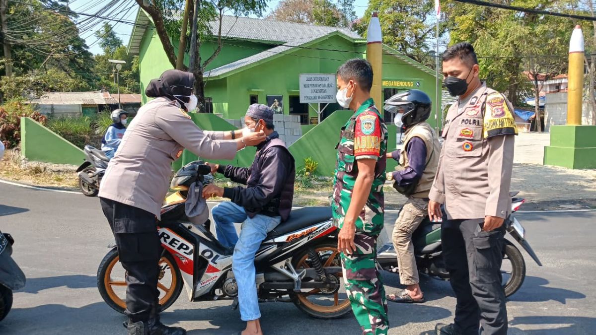 Polsek Megamendung Bagikan Masker, Warga Diimbau Waspadai Dampak Abu Vulkanik