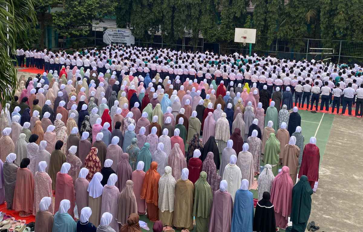 Sebelum Bel Masuk, Siswa SMPN 3 Cibinong Kompak Sholat Dhuha Berjamaah