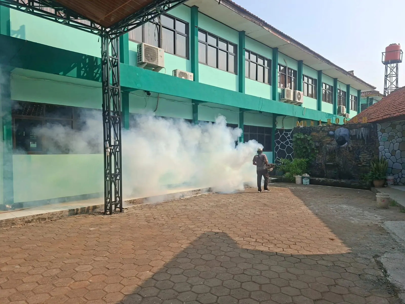 Cegah DBD, MAN 1 Bogor Gelar Fogging Menyeluruh Demi Wujudkan Lingkungan Belajar yang Sehat
