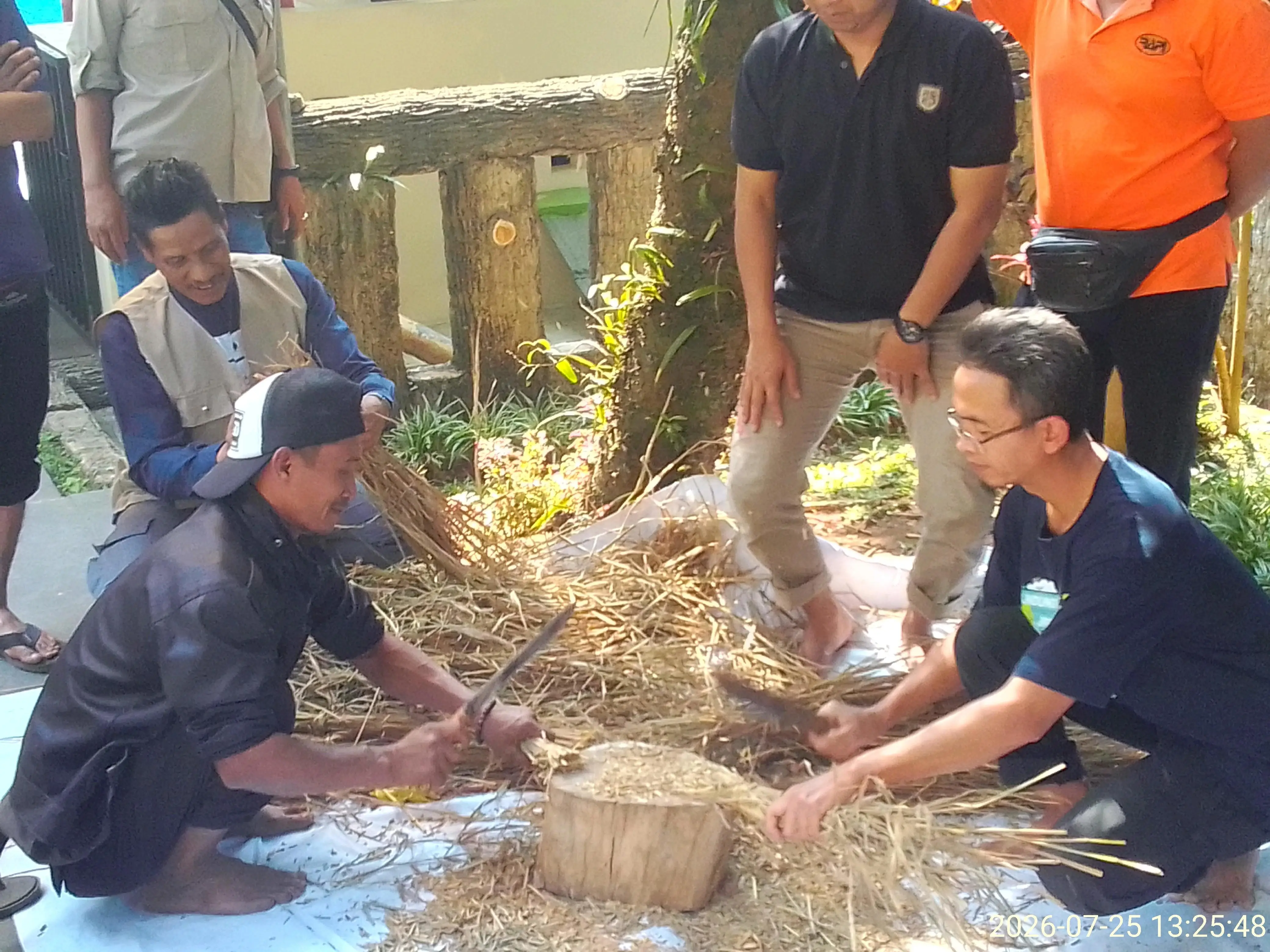 FKPCH dan FKPPLH Latih Kelompok Tani Membuat Kompos Mandiri