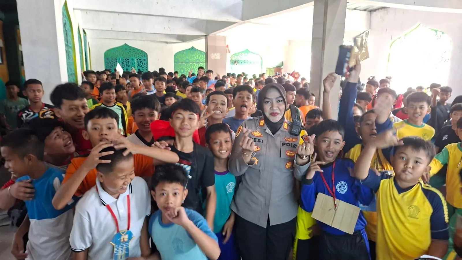 Kapolsek Megamendung Edukasi Ratusan Siswa Saat MPLS, Tekankan Bahaya Narkoba dan Pentingnya Tertib Berlalu Lintas
