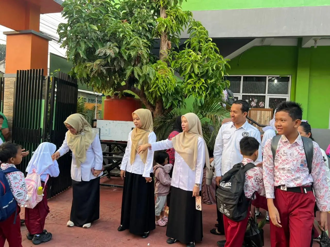 Ayah Antar Anak di Hari Pertama Sekolah, MPLS Ramah Anak SDN Ciluar 2 Bogor Berlangsung Hangat dan Penuh Makna