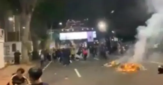 Kronologi Demo Grahadi Surabaya Berujung Ricuh, Polisi Jelaskan Alasan Water Cannon dan Pengamanan Massa