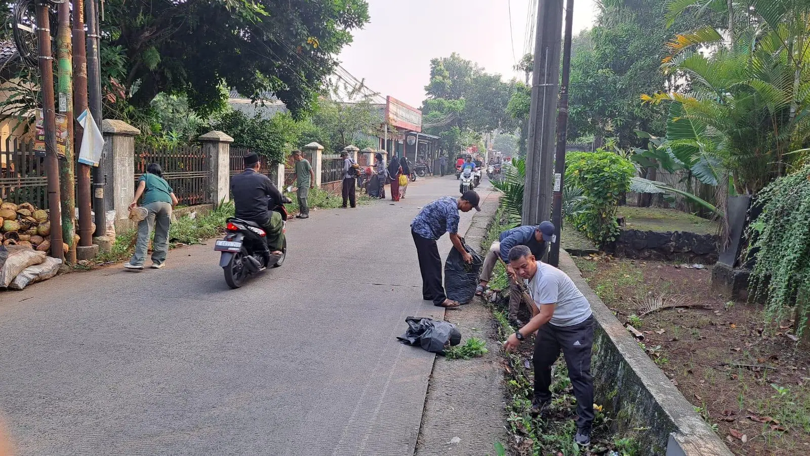Lurah Rangkapan Jaya Depok Gencarkan Gerakan Jumat Bersih Guna Perkuat Gotong Royong Warga