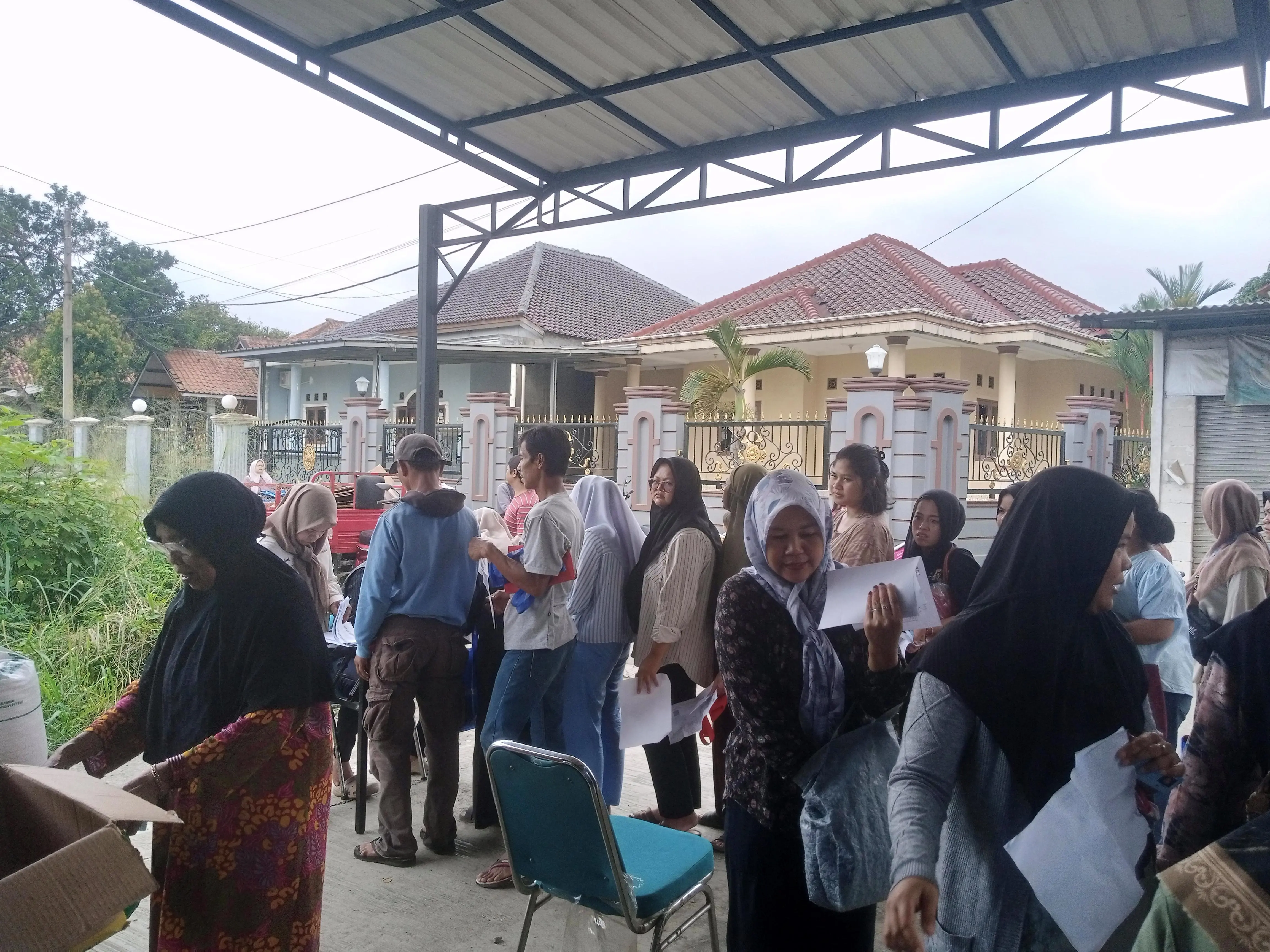 Dua Hari Berturut-turut, Desa Sukatani Distribusikan Bantuan Pangan untuk 753 KPM