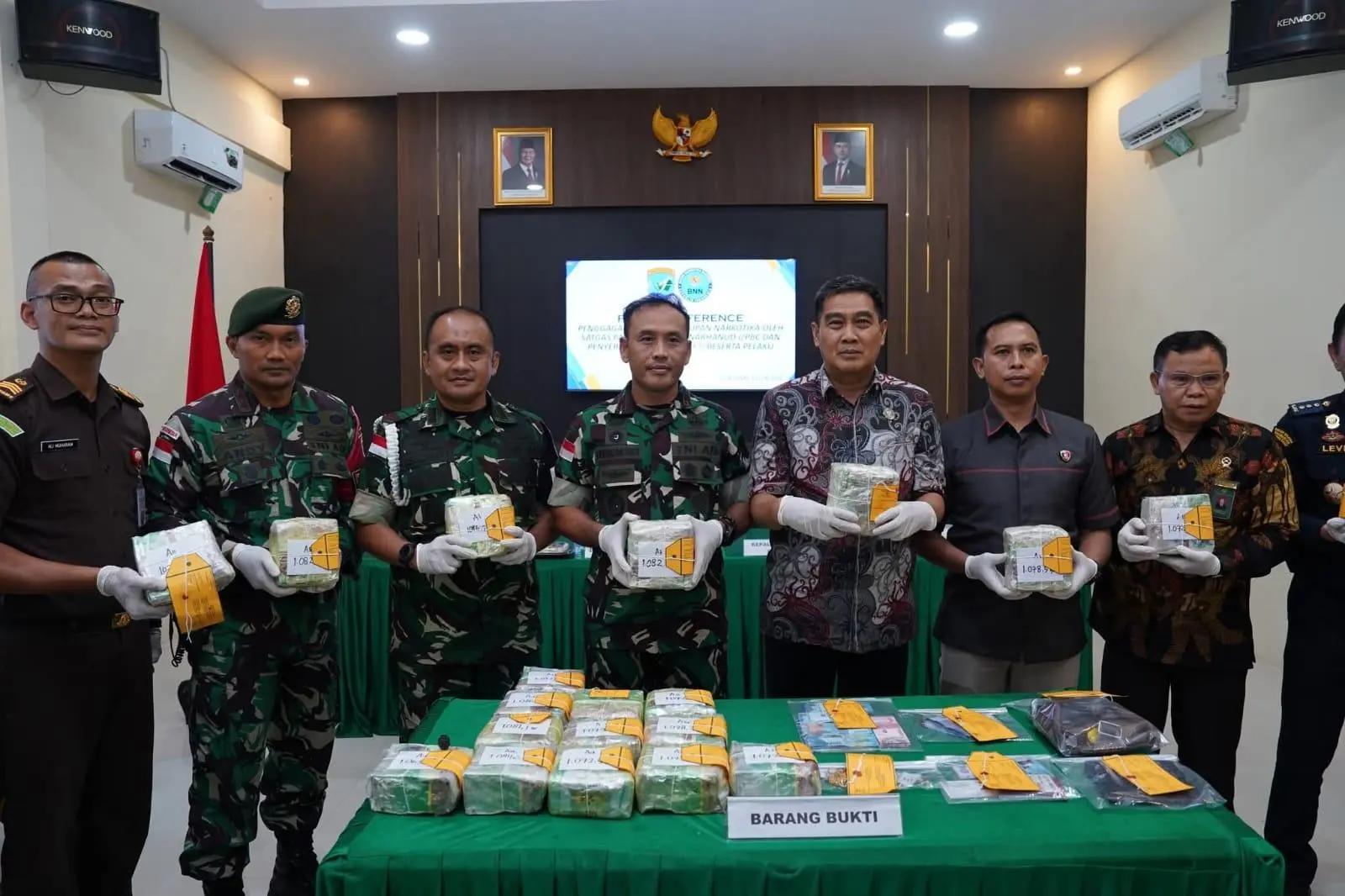 Tas Digembok Bikin Curiga, Satgas Pamtas RI–Malaysia Bongkar Penyelundupan 21,4 Kg Sabu di Entikong