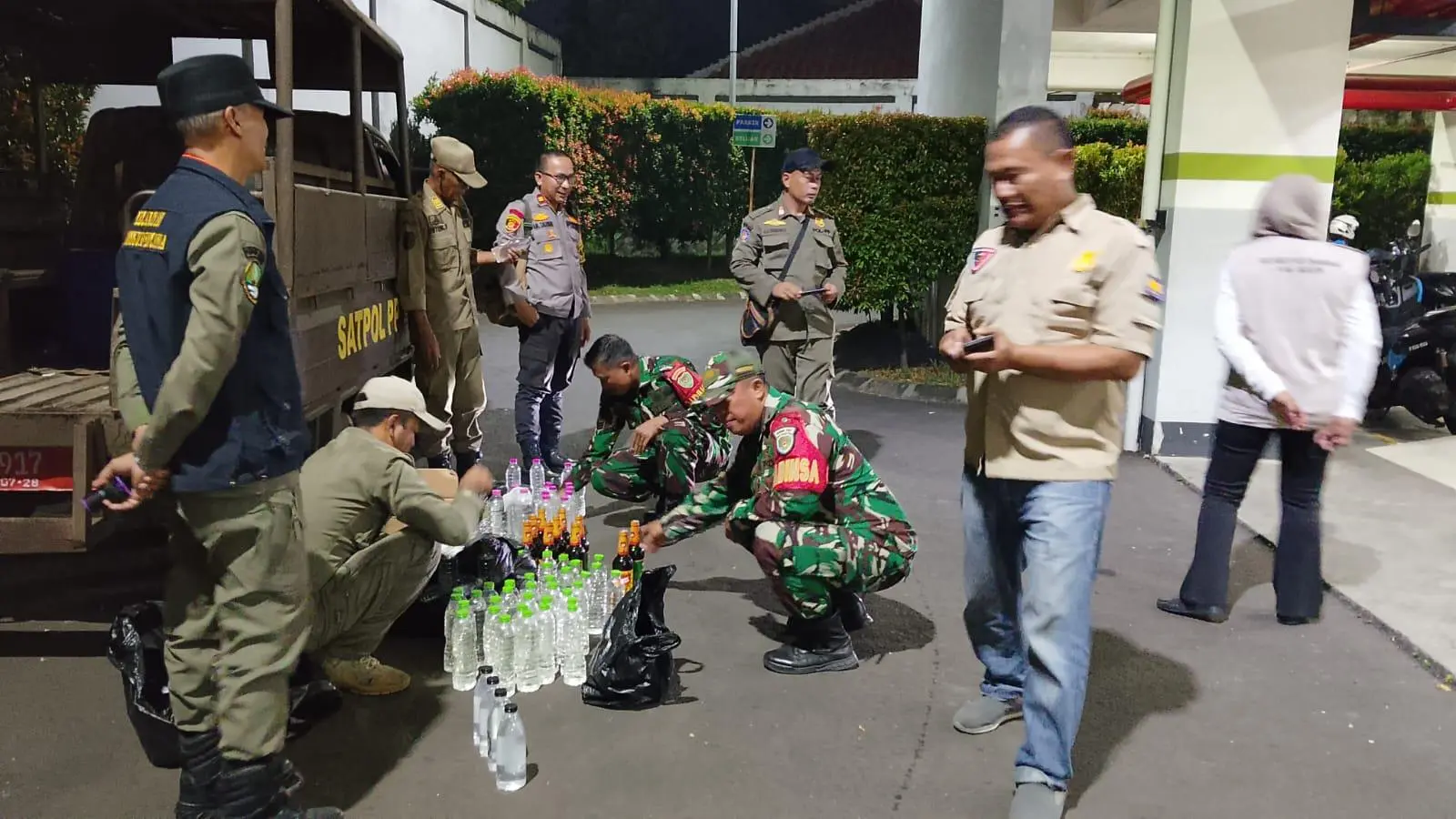 Warung Berkedok Toko Sembako Digerebek, Polsek Dramaga Sita Ratusan Botol Miras Ilegal
