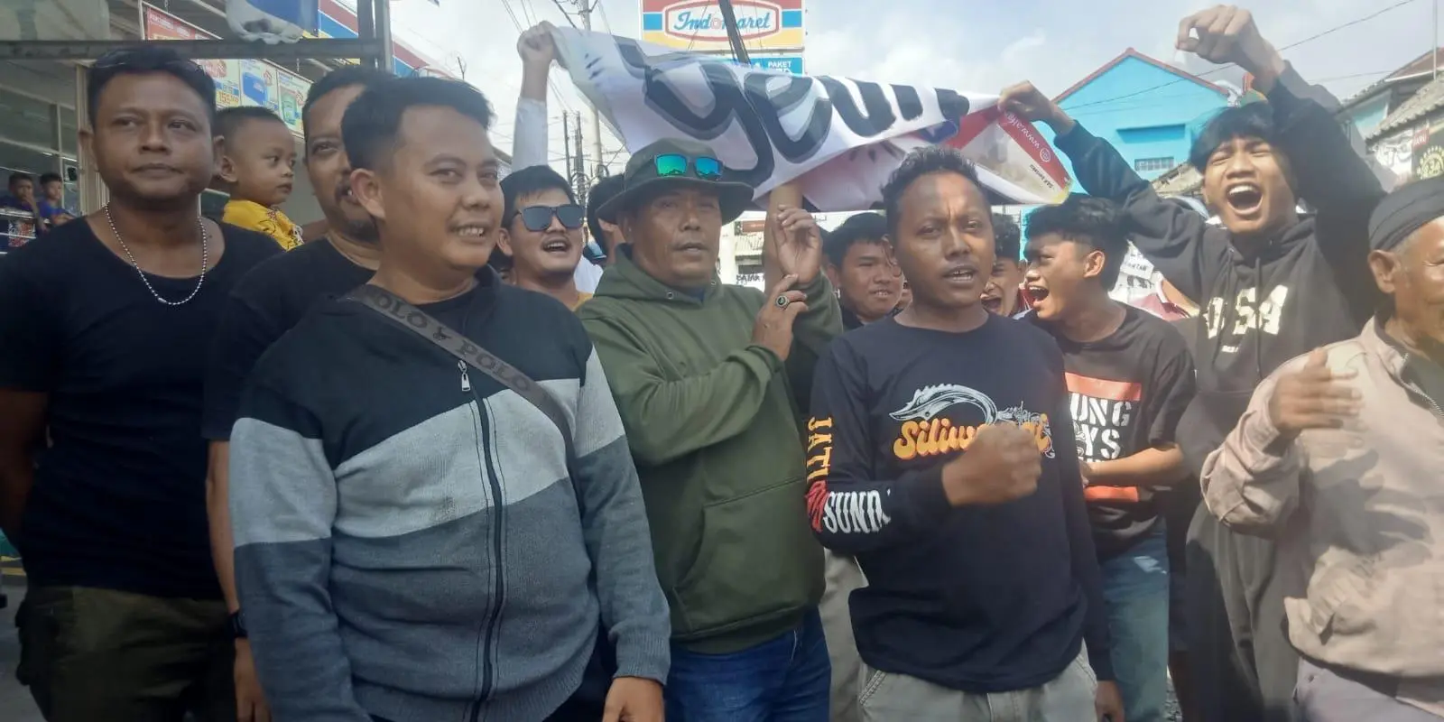 Warga Ciherang Desak Perbaikan Jalan Kabupaten, Keluhkan Kerusakan Bertahun-Tahun dan Banyak Korban