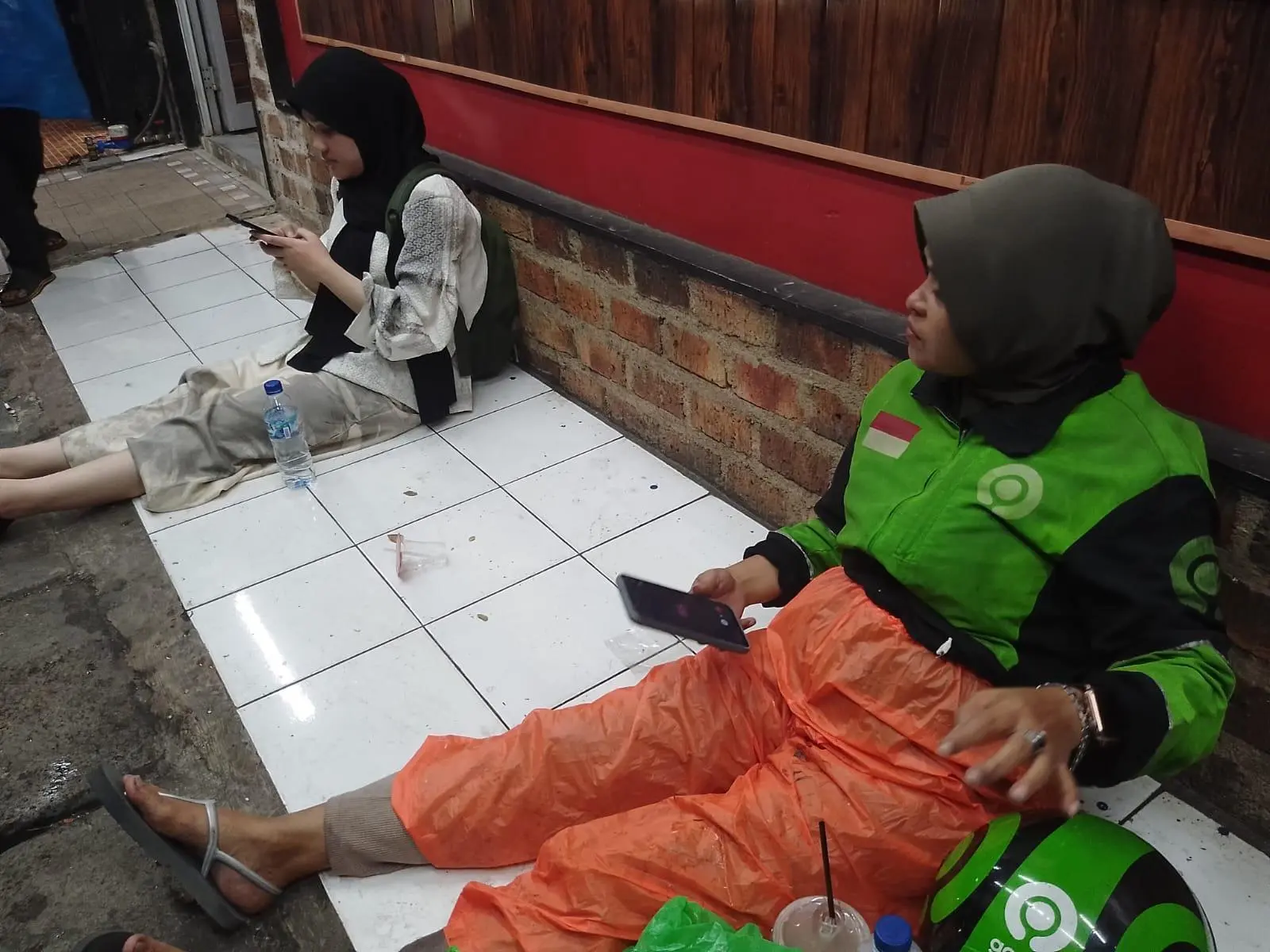 Tujuh Pengendara Motor Terjatuh di Persimpangan Jalan Arif Rahman Hakim Depok Saat Hujan