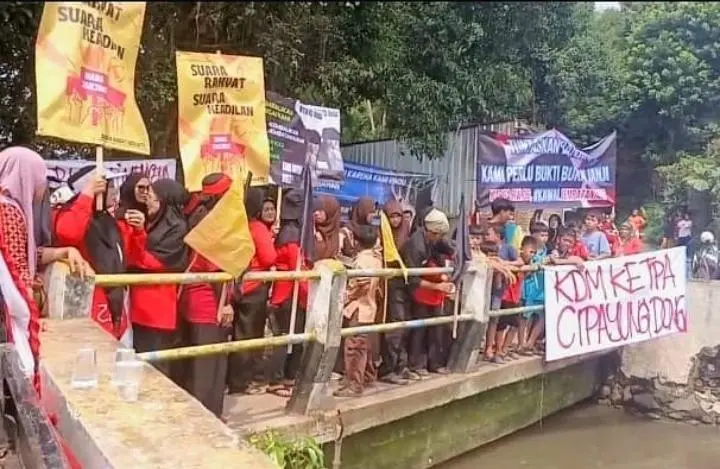 Warga RW 06 Cipayung Depok Protes Pencemaran Kali Pesanggrahan dengan Kibarkan Bendera Kuning dan Hitam