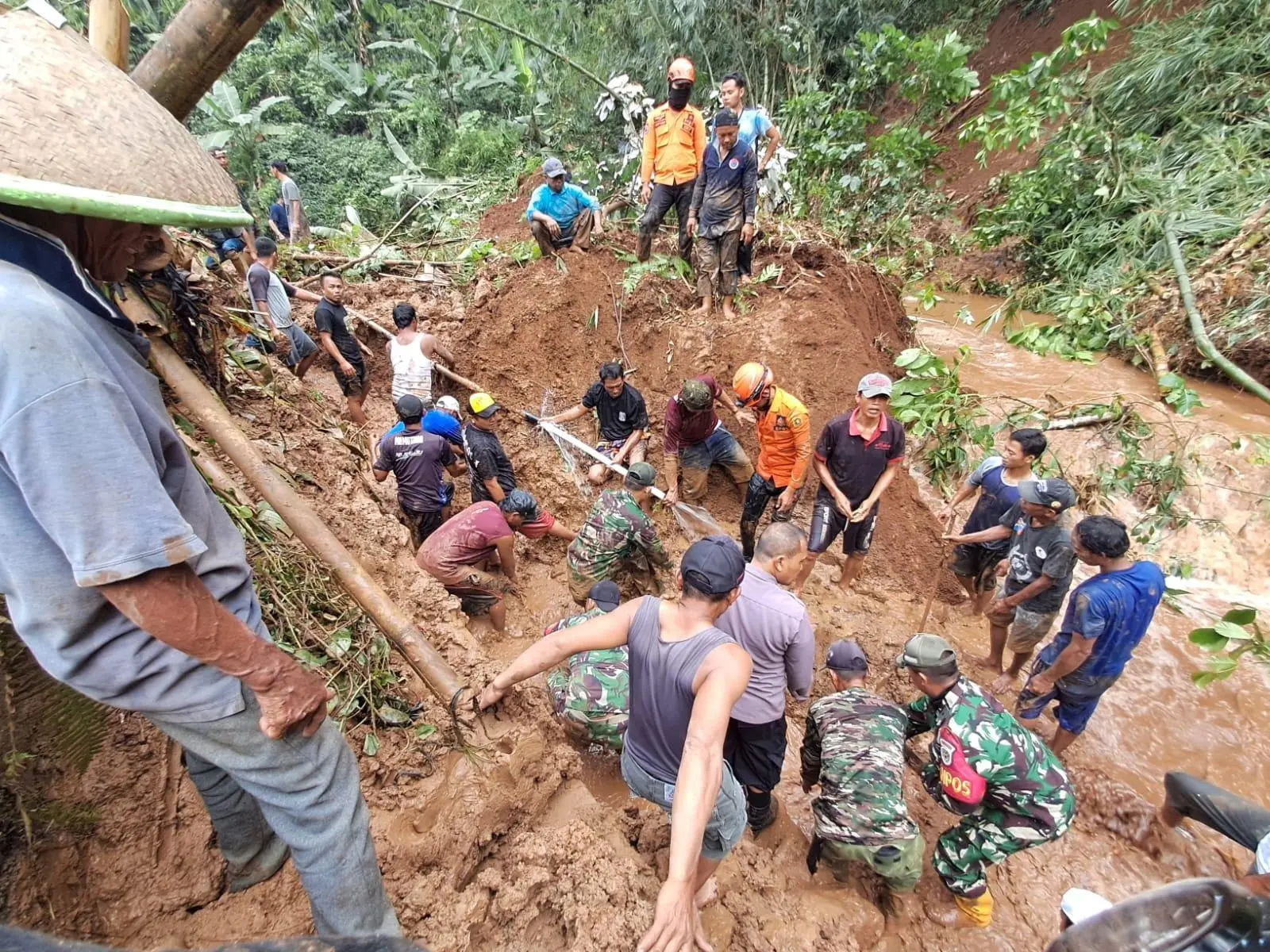 Tebing Longsor di Dramaga Renggut Nyawa Buruh, Evakuasi Berlangsung Dramatis