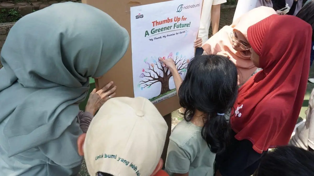 PT Solusi Bangun Indonesia Edukasi Siswa Sekolah Alam Cikeas Kelola Sampah