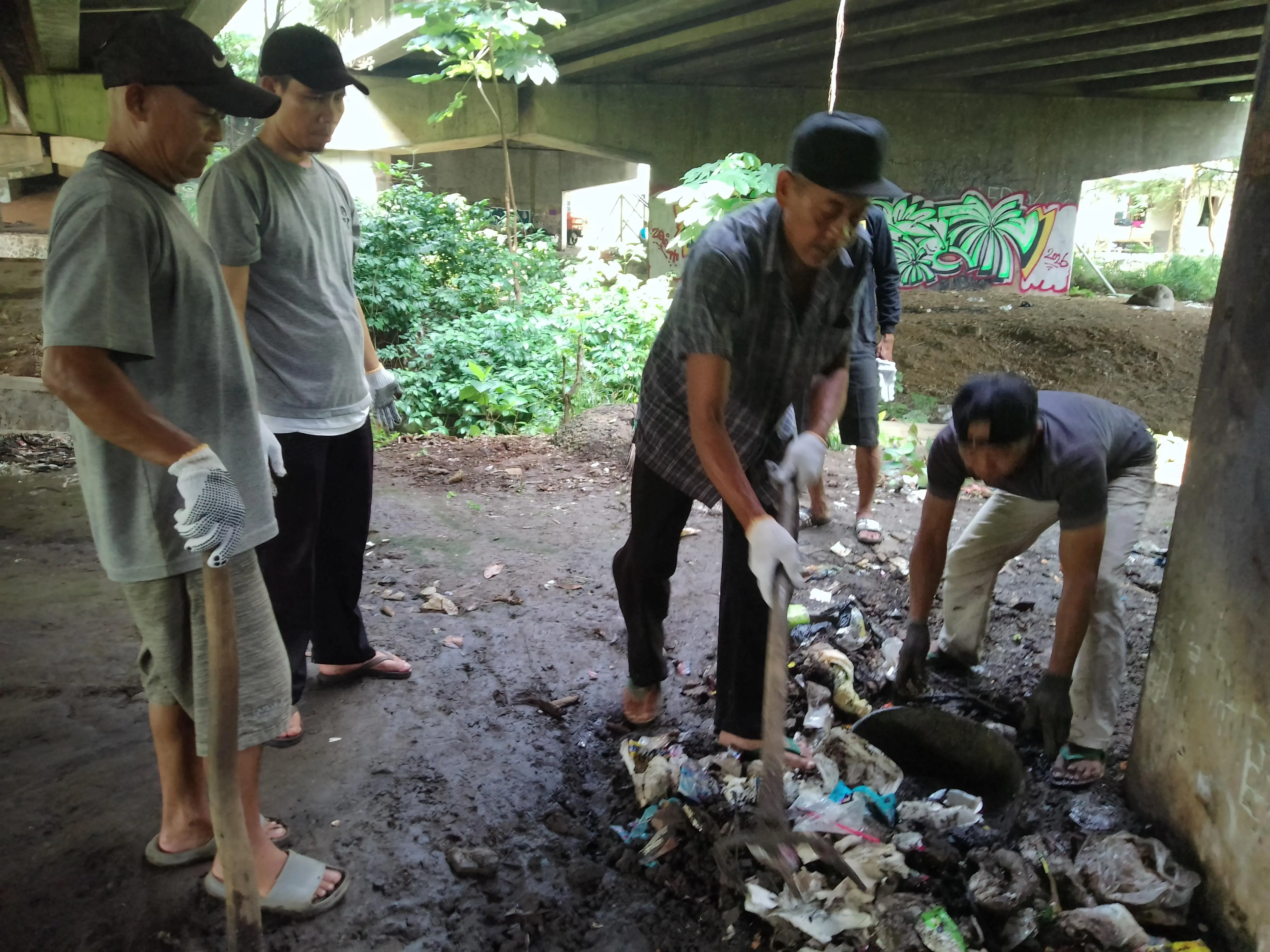 Gorong-Gorong Tol Dipenuhi Sampah Liar, Warga Cadasngampar Turun Tangan Gotong Royong