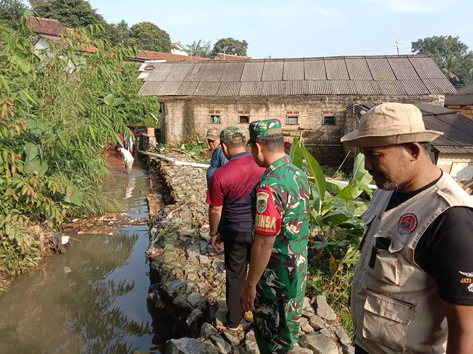 Pemdes Cimandala Evakuasi Korban dan Salurkan Bantuan Pasca Banjir di Sukaraja Bogor
