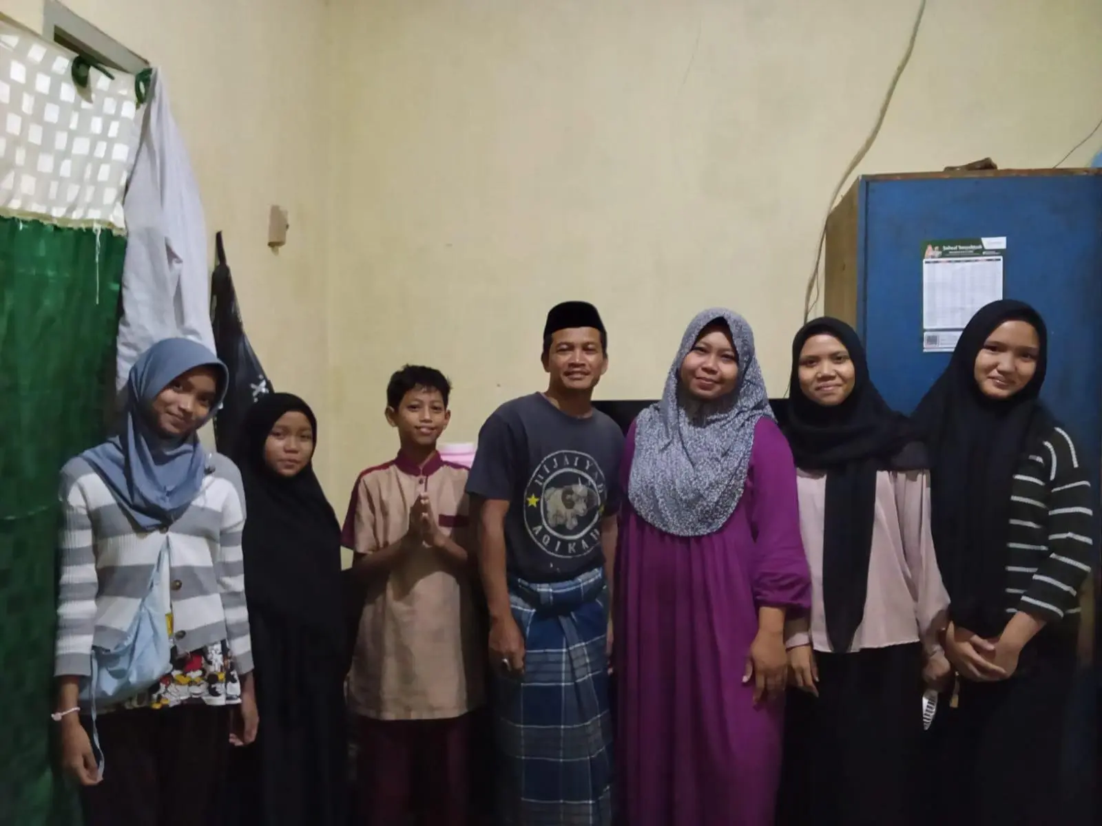 Santri Lekar Masjid Al Ihsan Depok Beri Bingkisan Lebaran untuk Guru Ngaji