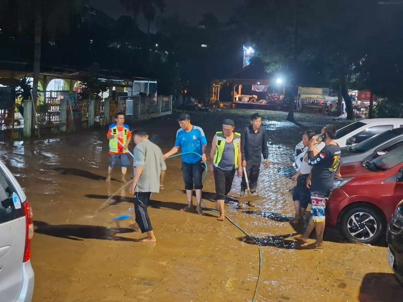 Banjir Rendam Kawasan Masjid Baitul Ikhlas Suryalaya Bogor, Warga dan Aparat Bergerak Cepat Lakukan Penanganan