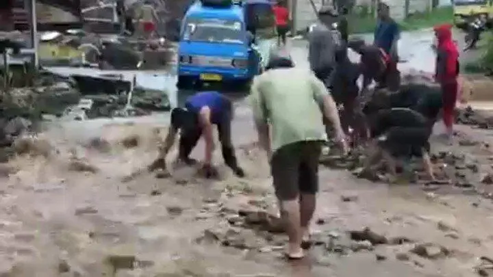Hujan Deras Picu Banjir di Jalan Ciapus Tamansari, Akses Warga Calobak Terganggu
