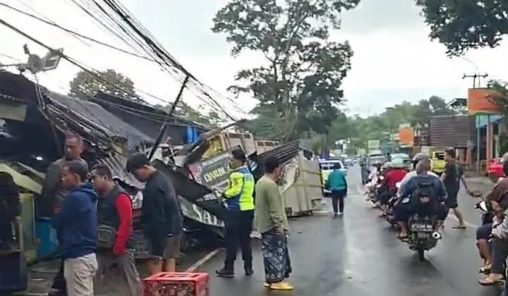 Truk Muat Bata Hebel Terbalik di Cigombong, Hantam Warung Warga