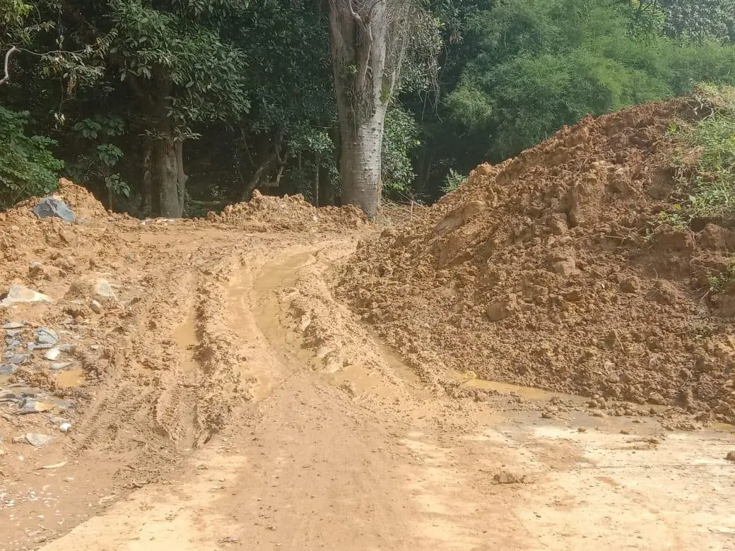 Jalan Penghubung Cibedug Mayak dengan Jayanti Kembali Tertutup Longsor
