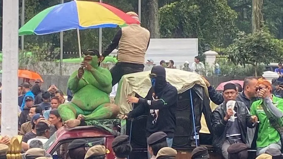 Hulk Turun ke Jalan: Aksi Nyentrik Sopir Angkot Bogor Tuntut Keadilan Transportasi
