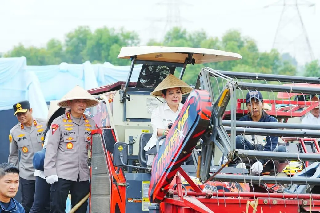 Kapolri dan Ketua Komisi IV DPR RI Pimpin Panen Raya Jagung Serentak di Bekasi