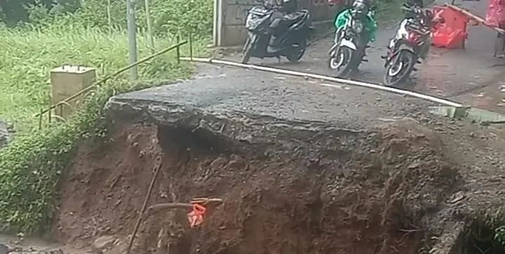 Jembatan Terputus di Pasir Angin, Kendaraan Roda Empat Tak Bisa Melintas