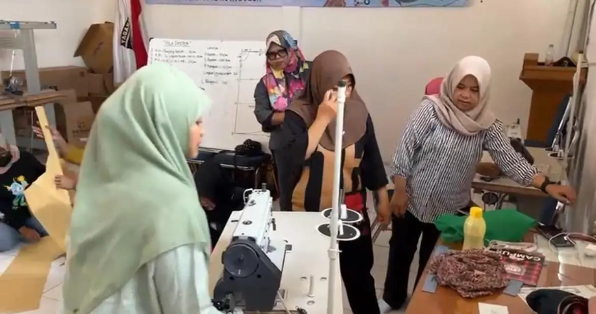 Dinsos Kota Bogor Tingkatkan Kemandirian Ibu-Ibu Melalui Pelatihan Menjahit
