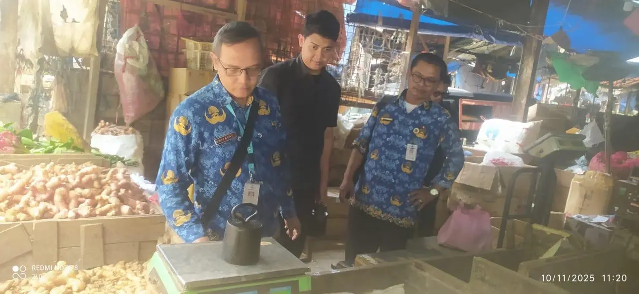UPTD Metrologi Legal Bogor Gelar Tera Ulang Timbangan di Pasar Tekum Kayu Manis