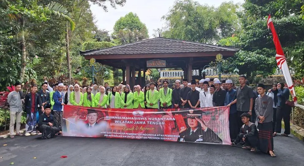Para Ojol dan Mahasiswa Ziarah ke Makam Soeharto di Astana Giribangun, Singgung Nilai Kepemimpinan dan Gelar Pahlawan Nasional