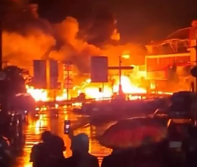 Kebakaran Hebat Landa Wilayah Jebrod Cianjur, Petugas Damkar Berjuang Padamkan Api
