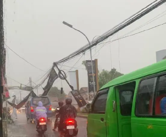 Cuaca Ekstrem Melanda Kemang, Tiang Telepon Miring di Semplak Barat