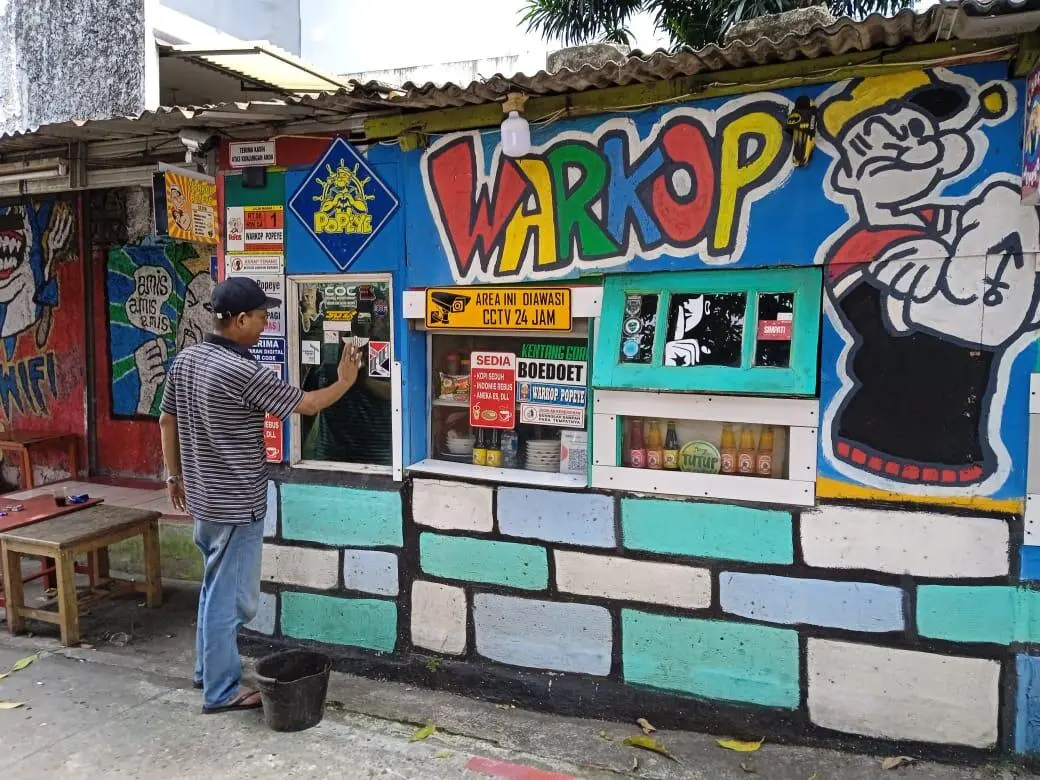 Pemuda Depok Bertahan Jalankan Warung Kecil Meski Kondisi Sulit