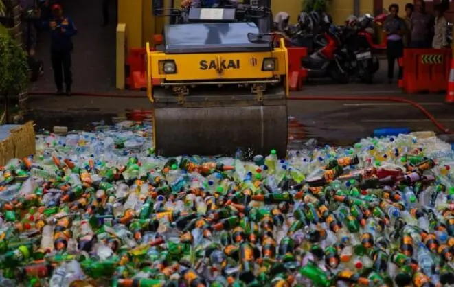 38.875 Botol Miras Ilegal Dimusnahkan di Bogor, Dedie Rachim: Tawuran Turun 32 Persen!