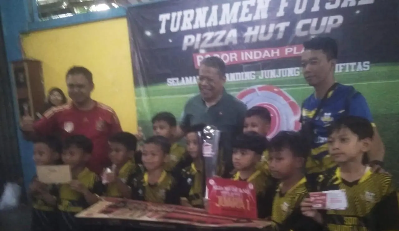 SDN Kawung Luwuk sabet Juara 1 Turnamen Futsal Pizza Hut Cup