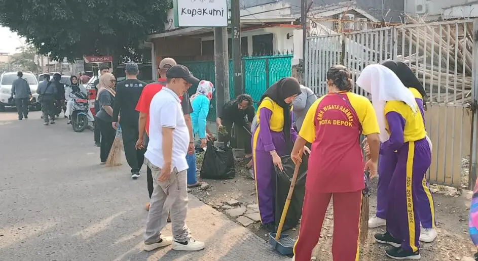 Lurah Beji Lakukan aksi bersih bersih lingkungan