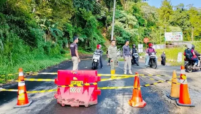 Jalan Gunung Geulis alternatif Puncak Bogor ditutup sementara akibat longsor