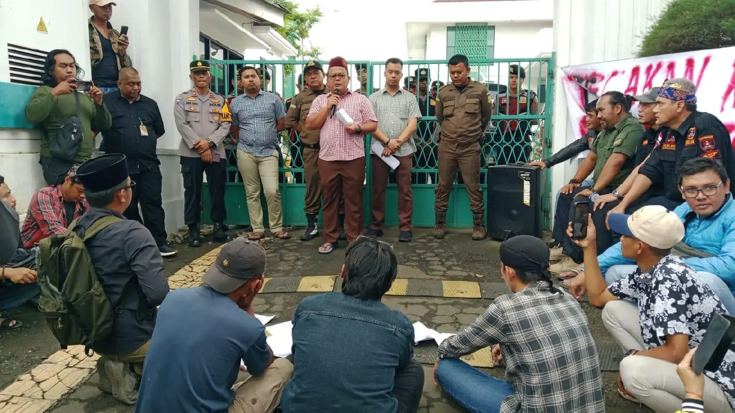 Warga Bojong Murni desak Kejari Cibinong dan ancam segel Kantor Desa
