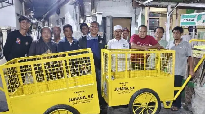 Ajak warga jaga lingkungan, Juhana salurkan gerobak sampah