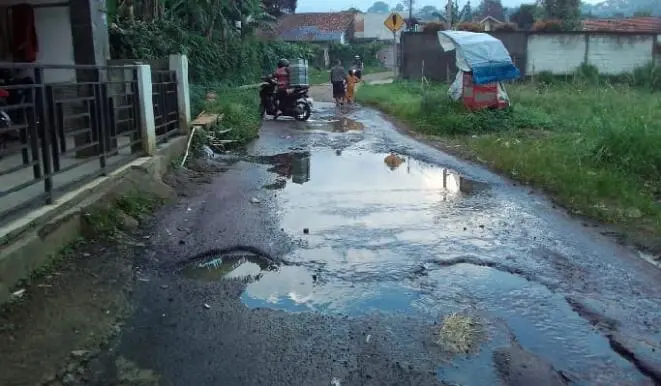 Bertahun tahun Jalan rusak di Lemah Duhur tak kunjung di perbaiki
