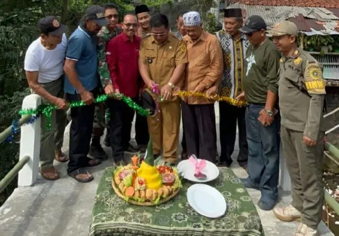Asik!! Warga Kampung Pabuaran Cimandala gembira Jembatan Kelapa Ciung rampung dibangun