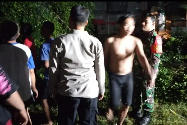 Babinsa bantu evakuasi pohon tumbang menimpa warung milik warga