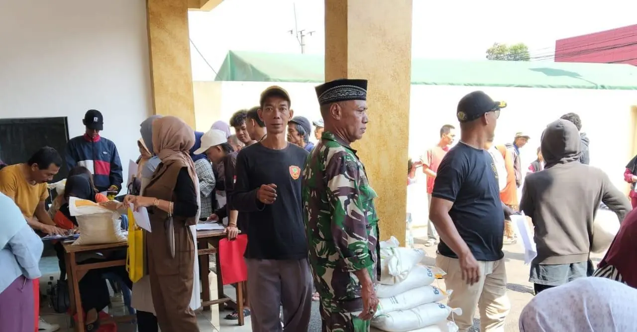 Pemdes Cilebut Barat Kembali Salurkan Bantuan Pangan Beras