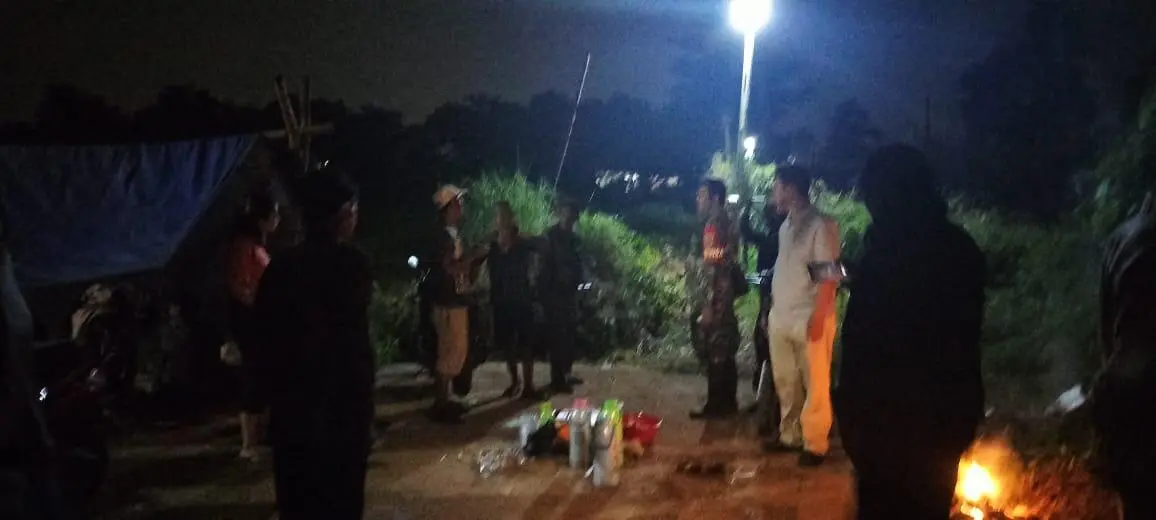 Akses di Tutup, Warga Kampung Empu Terpaksa Parkir Kendaraan dan Tidur Jalan