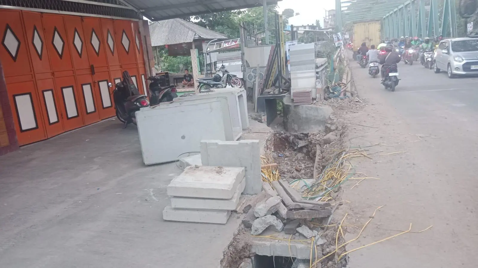 Pekerjaan Drainase di Jalan Raya Cikuda Rugikan Pemilik Toko