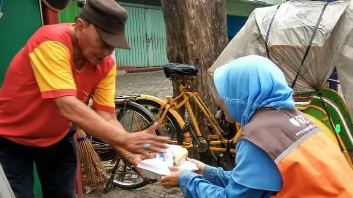 Berbagi Nasi Bungkus kenapa pada hari Jumat saja.?