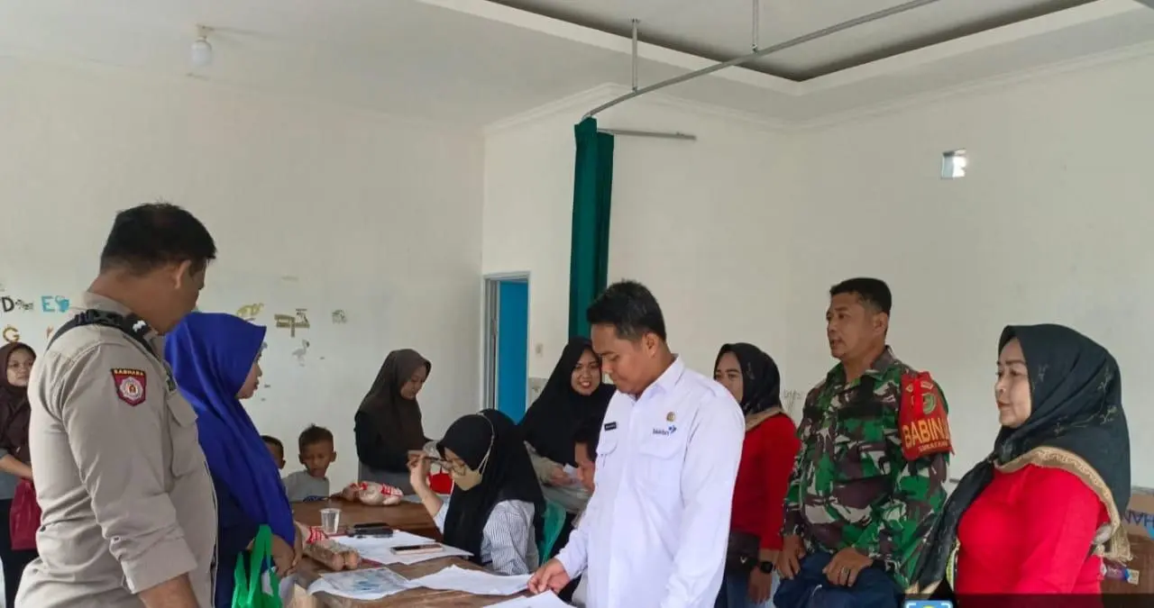 Keluarga Beresiko Stunting Sukatani Terima Bantuan Pangan