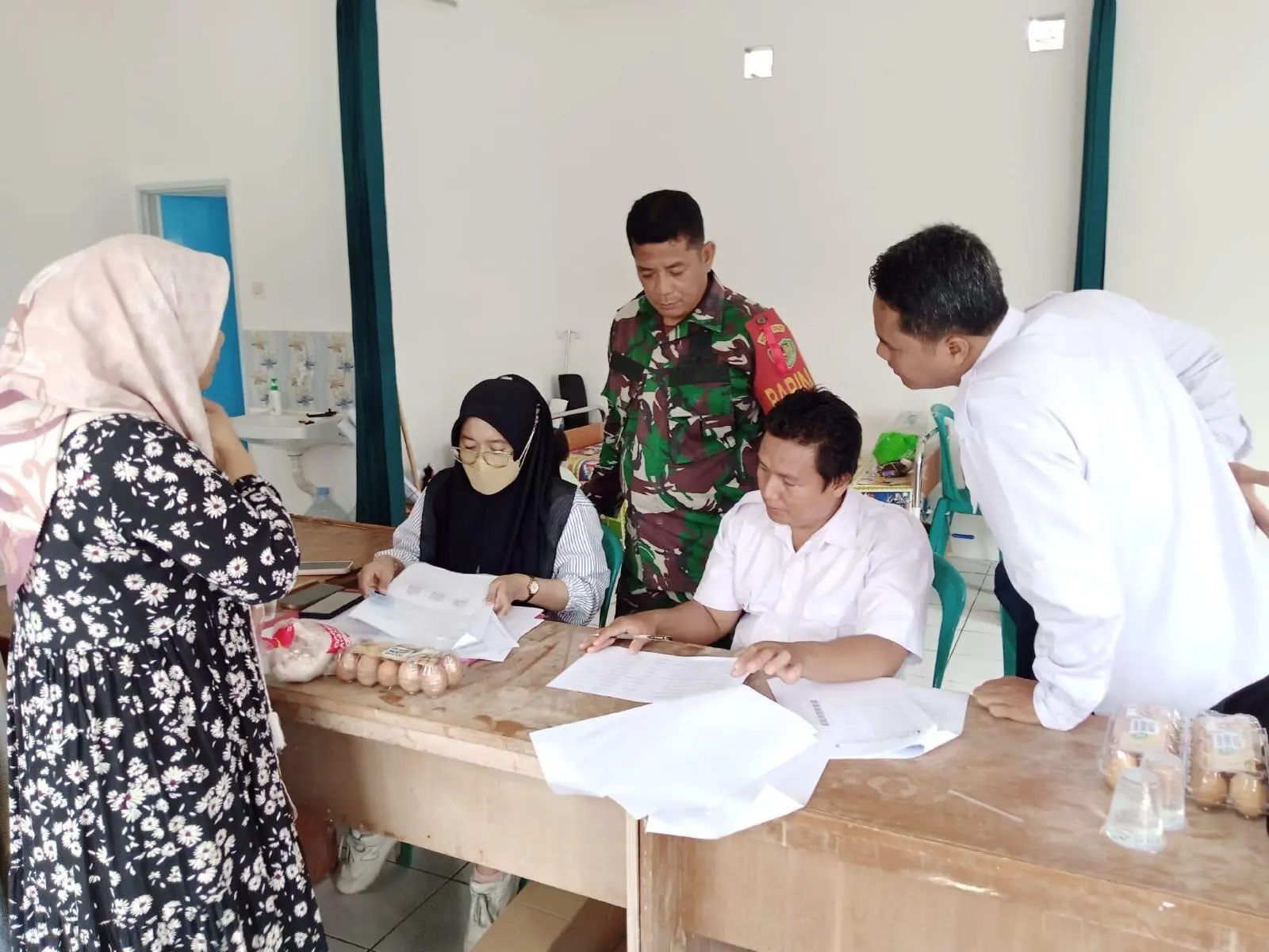 Keluarga Resiko Stunting Sukatani dapat Bantuan Daging dan Telur