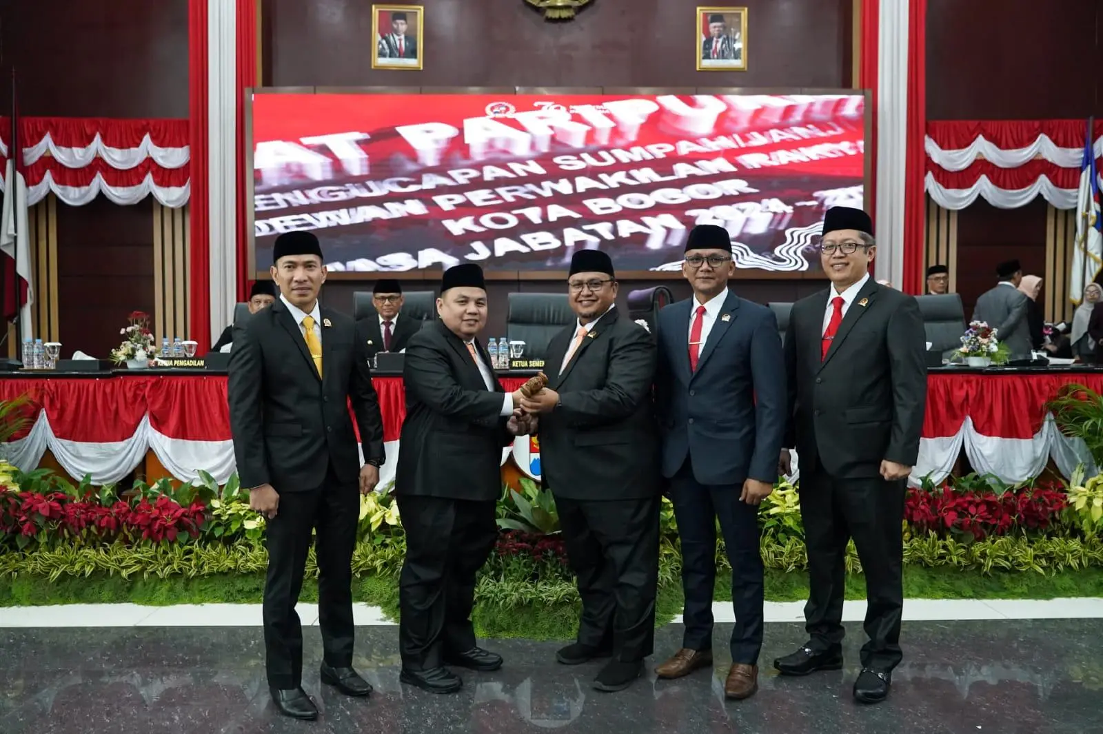 Atang Trisnanto Serahkan Palu Pimpinan ke Adityawarman